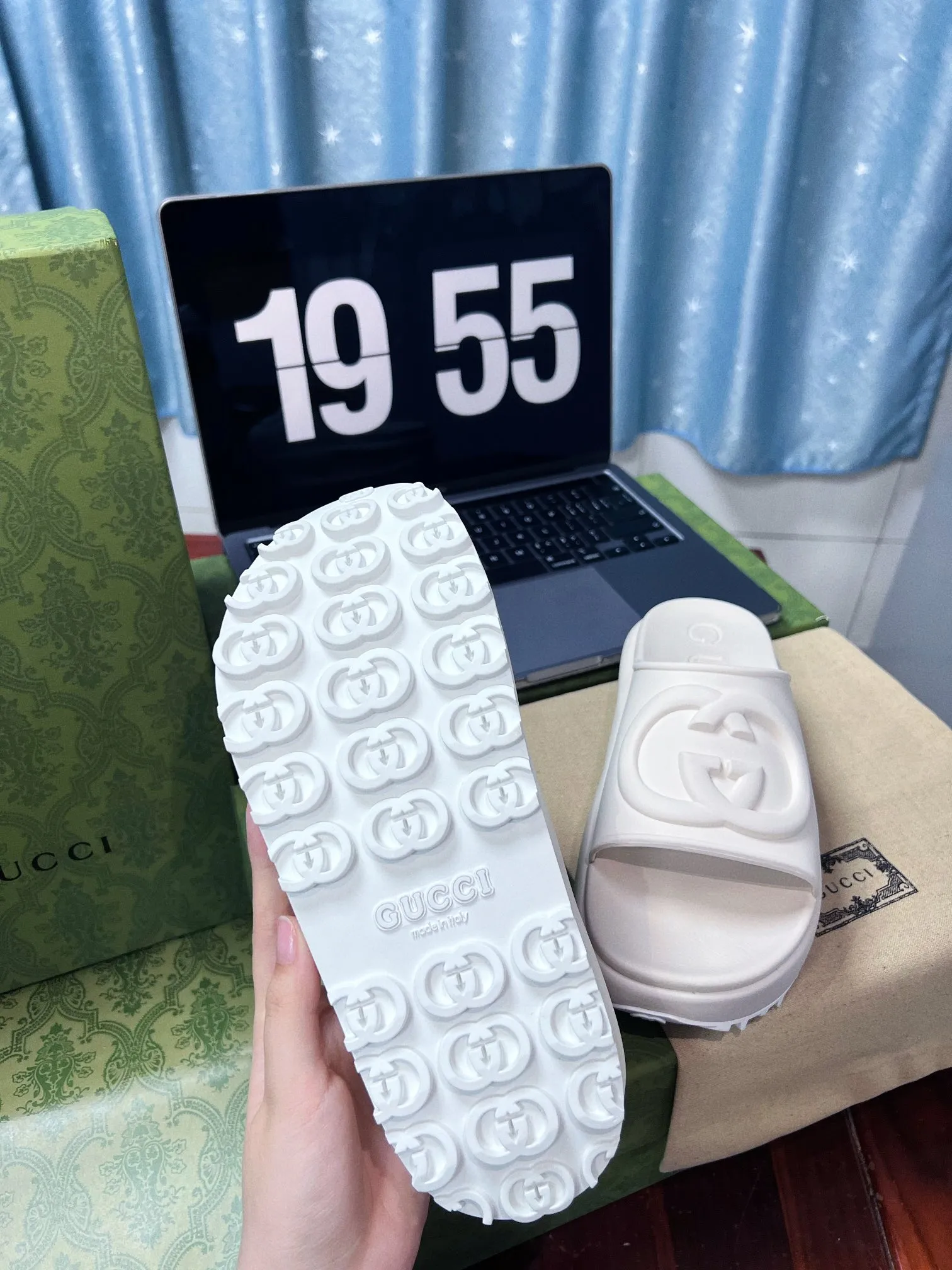👟👟Ex-factory price 360👟👟 Women's Shoes Women's Clothing Women's Shoes Factory 💜Gucci｜Miami 2022 Summer Macaron Color Thick-soled Slippers💜 Comfortable and versatile, macaron color, thick-soled elongated 🧚‍♀️Little fairies' leg lines become longer in seconds! It looks like a pair of beach shoes on your feet. Imagine walking on the beach wearing these shoes and not getting stuck in the sand at all. The sunset, the beach at dusk 🏖️. And you in the silhouette on the beach, stroking your long hair and fluttering long skirt... 🖤The upper material of the outsole is T👟👟factory price U, so it is very comfortable and effectively relieves the pressure on the feet. ♥️ The shoe height is 4-5CM, which is very suitable for petite girls who are not used to wearing high heels. They are very stable when walking. Number of yards 35-43.